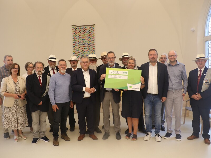 De West-Vlaamse Snorrenclub schonk een cheque van 2.000 euro aan de Vriendenkring ‘De Nieuwe Notelaar’