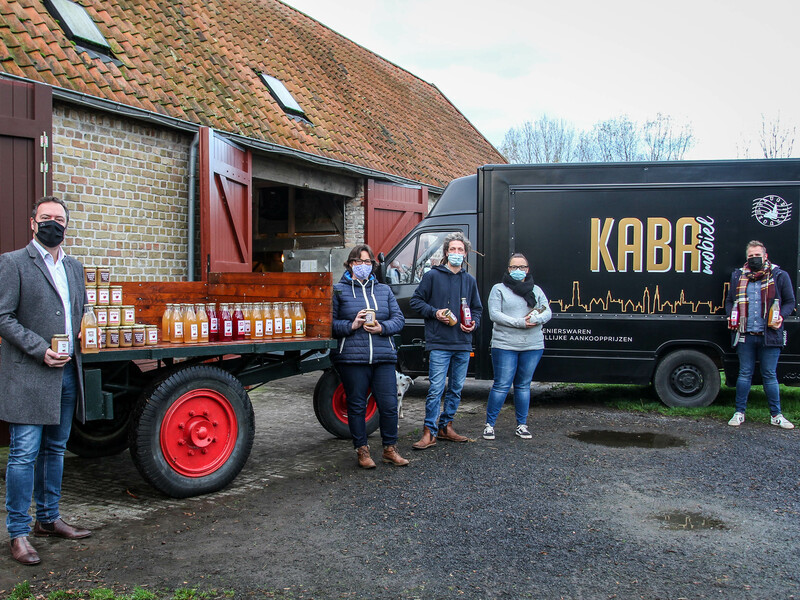 Hoeve Hangerijn schenkt verwerkte oogst uit Brugse boomgaarden aan De KABA